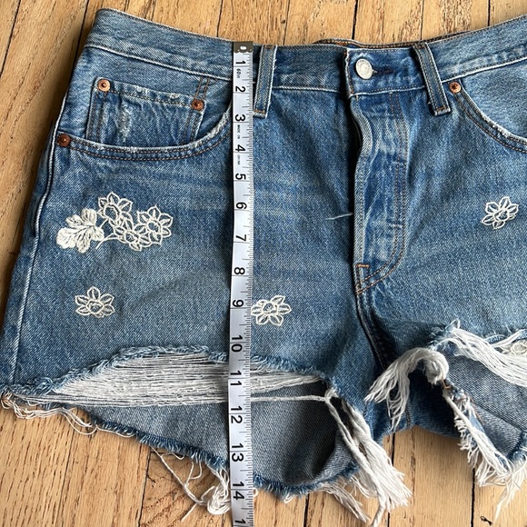 Levi’s high waisted shorts size 30 great condition - Picture 7 of 9